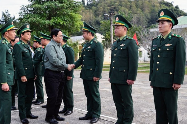 Thủ tướng thăm Đồn Biên phòng và dâng hương tưởng niệm các liệt sĩ tại Lai Châu