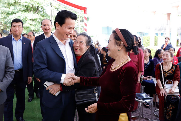 Bộ trưởng Đặng Quốc Khánh chung vui Ngày hội đại đoàn kết toàn dân tộc tại thị trấn Tiên Điền, huyện Nghi Xuân, tỉnh Hà Tĩnh