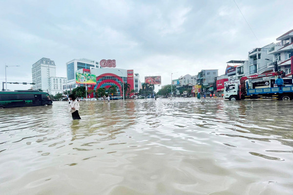 Thừa Thiên - Huế cảnh báo mưa lớn, kêu gọi tàu thuyền vào bờ trú ẩn