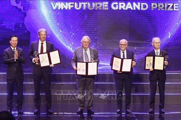Giải thưởng Chính của VinFuture 2023: Phát minh về pin mặt trời và lưu trữ bằng pin Lithium-ion