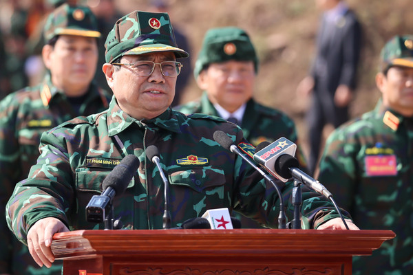 Thủ tướng Phạm Minh Chính dự diễn tập chiến thuật có bắn đạn thật của Quân đoàn 12