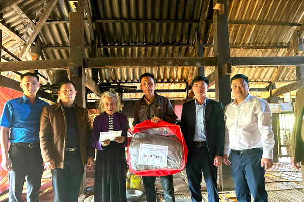 Sở TN&MT Sơn La trao quà cho các hộ gia đình chính sách xã Mường Bám