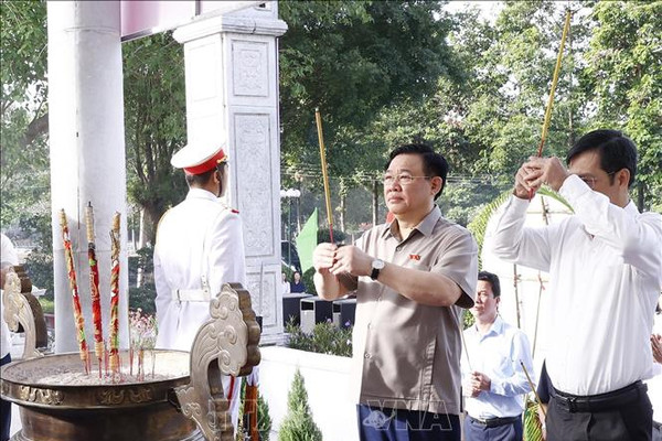 Chủ tịch Quốc hội Vương Đình Huệ dâng hương tưởng niệm các Anh hùng liệt sĩ tại Tây Ninh