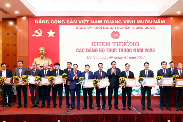 Đảng bộ VINACHEM nhận bằng khen xuất sắc của Đảng ủy Khối Doanh nghiệp Trung ương