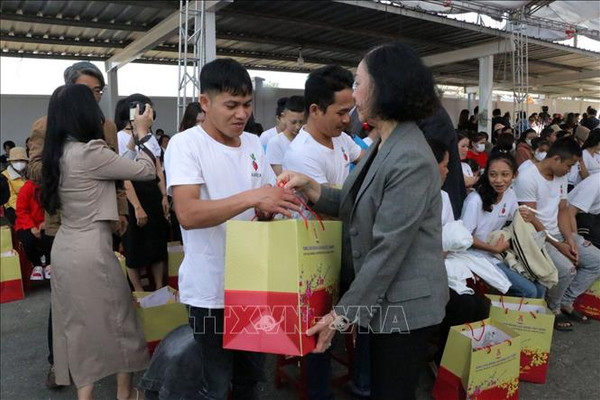 Đồng chí Trương Thị Mai tặng quà Tết công nhân, người lao động KCN Phú Hội