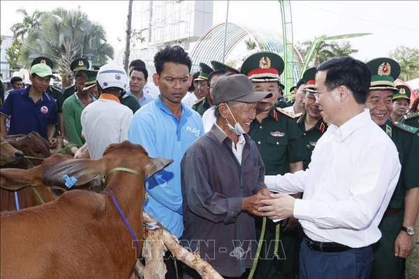 Chủ tịch nước Võ Văn Thưởng thăm, chúc Tết quân và dân khu vực Cửa khẩu quốc tế Hà Tiên
