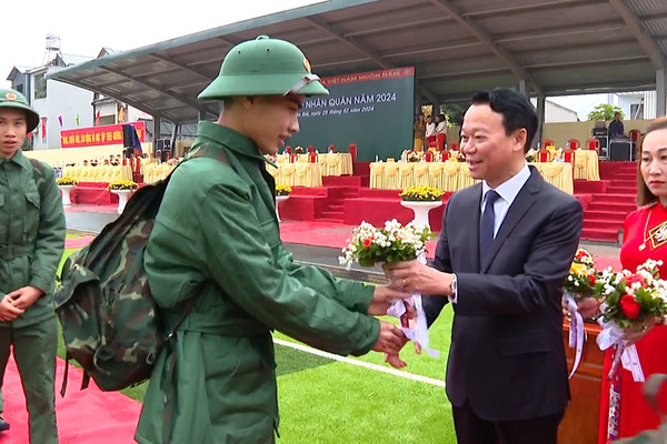 Bí thư Tỉnh ủy Yên Bái Đỗ Đức Duy dự lễ giao, nhận quân tại huyện Văn Yên