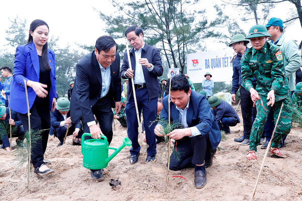 Bộ TN&MT tổ chức Lễ phát động Tết trồng cây tại Hà Tĩnh: Trồng 120.000 cây phi lao chắn sóng tại bãi biển Thiên Cầm