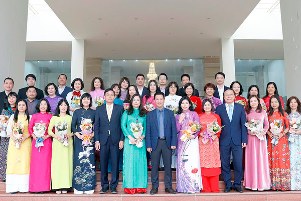 Bộ trưởng Đặng Quốc Khánh gặp mặt các nữ lãnh đạo đơn vị trực thuộc Bộ TN&MT nhân Ngày quốc tế Phụ nữ 8/3