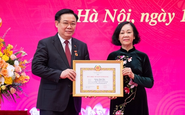 Lễ trao Huy hiệu 40 năm tuổi Đảng tặng Chủ tịch Quốc hội Vương Đình Huệ