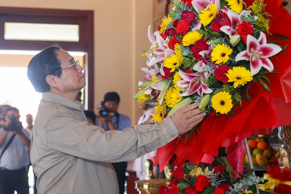 Thủ tướng dâng hương tưởng nhớ hai cố Thủ tướng và Anh hùng dân tộc Trương Định