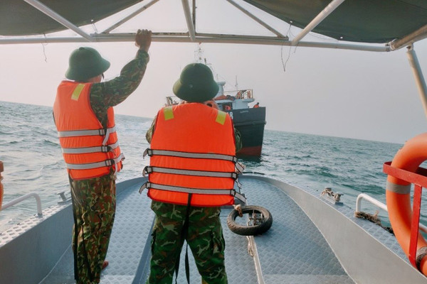 Quảng Nam: Khẩn cấp thu gom dầu tràn của tàu hàng đâm vào đá ngầm