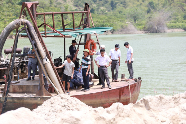 Cục Địa chất Việt Nam khảo sát sạt lở sông Krông Nô