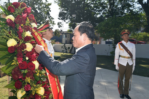 Phó Thủ tướng Trần Lưu Quang dâng hoa tưởng niệm Chủ tịch Hồ Chí Minh tại Thủ đô La Habana, Cuba