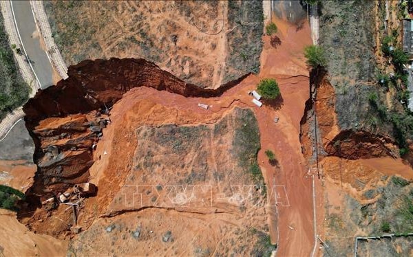 Huy động lực lượng, phương tiện khắc phục sự cố cát tràn do mưa lớn tại Phan Thiết