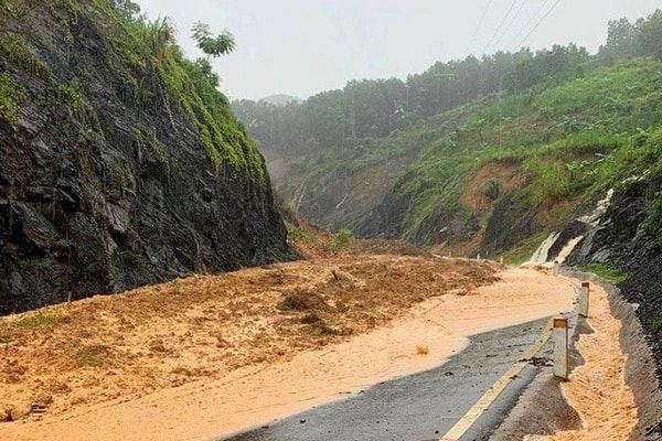 Bão số 3 tiến sâu vào Tây Bắc Bộ, cần đặc biệt cảnh giác với lũ quét và sạt lở đất