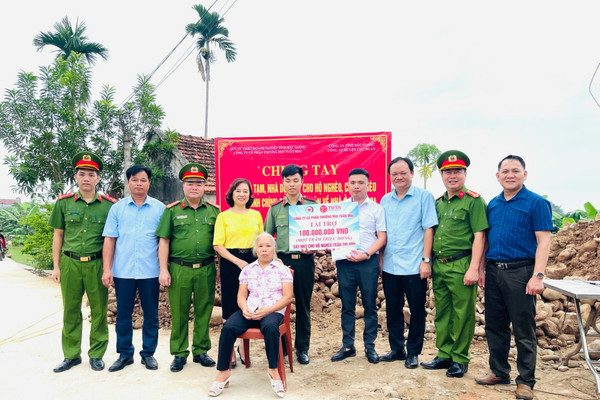 Công an huyện Lục Ngạn chung tay xây nhà Đại đoàn kết