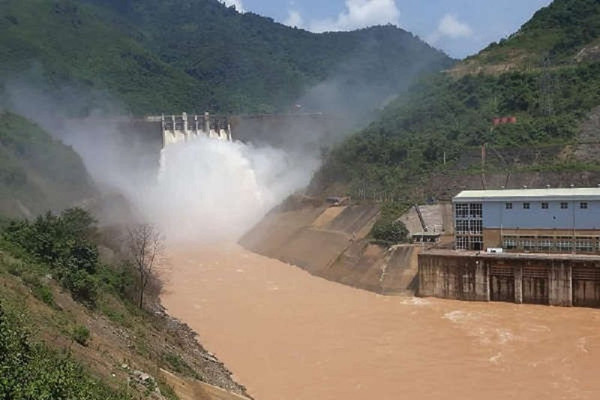 Nghệ An: Hàng loạt thủy điện xả lũ và điều tiết nước