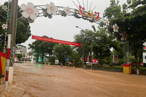 Chủ tịch UBND tỉnh Sơn La yêu cầu kiểm tra, đánh giá nguyên nhân ngập lụt tại thành phố