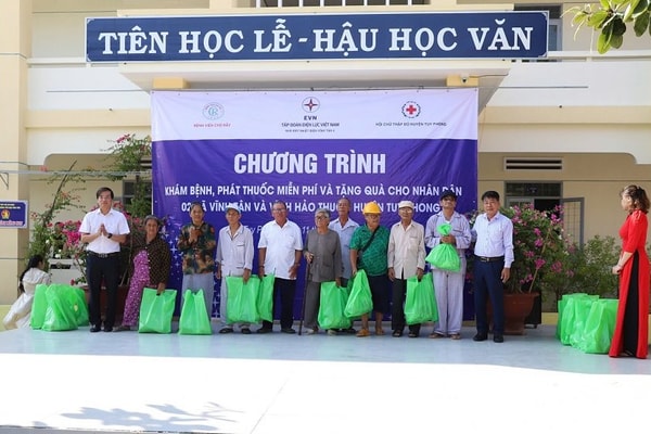 Nhà máy Nhiệt điện Vĩnh Tân 4: Tổ chức khám bệnh, phát thuốc, tặng quà cho người dân huyện Tuy Phong