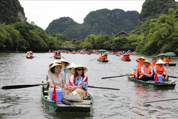 Chủ tịch Thượng viện Australia cùng Phó Chủ tịch Quốc hội Nguyễn Thị Thanh thăm Khu du lịch sinh thái Tràng An