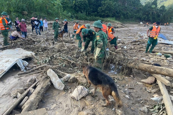 Trường Trung cấp 24 Biên phòng: Góp sức người, sức khuyển tìm kiếm nạn nhân Làng Nủ