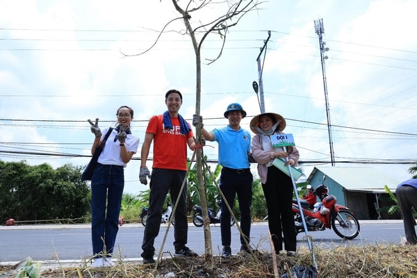 Trồng cây xanh tại Long An hưởng ứng Chiến dịch “Làm cho thế giới sạch hơn” năm 2024