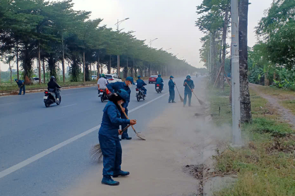 Xã Cự khê (Thanh Oai, Hà Nội): Ra quân dọn vệ sinh môi trường, xử lý các điểm rác thải