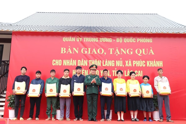 Lào Cai: Quân ủy Trung ương, Bộ Quốc phòng bàn giao, tặng quà cho bà con thôn Làng Nủ