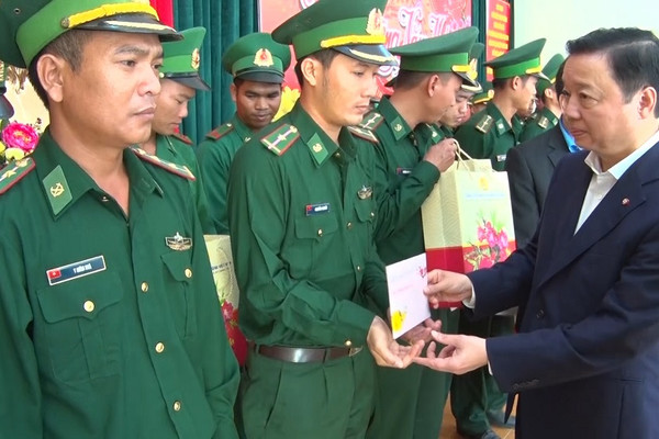 Đoàn công tác Bộ TN&MT thăm và tặng quà Tết ở Đắk Lắk