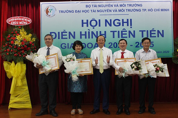 Trường Đại học TN&MT TP Hồ Chí Minh tổ chức Hội nghị điển hình tiên tiến 