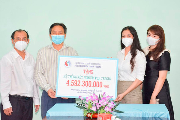 Báo TN&MT trao tặng máy xét nghiệm PCR cho tỉnh Bà Rịa – Vũng Tàu