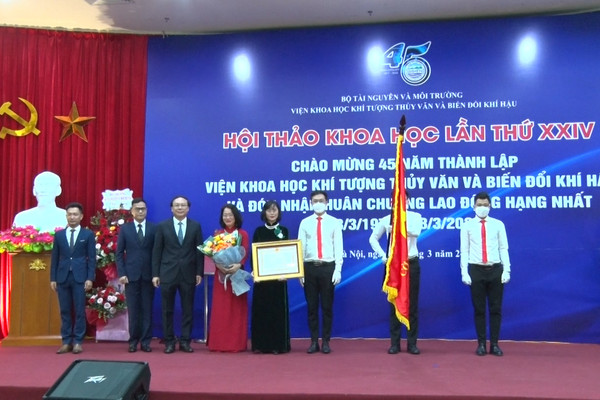 Viện Khoa học KTTV&BĐKH đón nhận Huân chương Lao động Hạng nhất