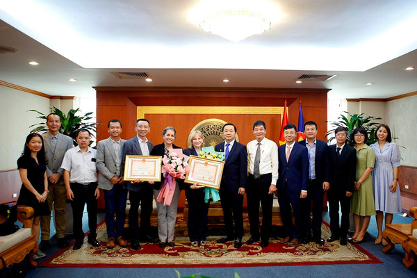 Trao kỷ niệm chương TN&MT cho lãnh đạo USAID Việt Nam