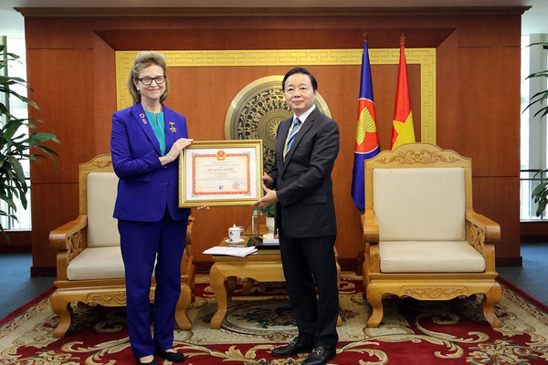 Bộ TN&MT trao Kỷ niệm chương cho Trưởng đại diện UNDP tại Việt Nam 