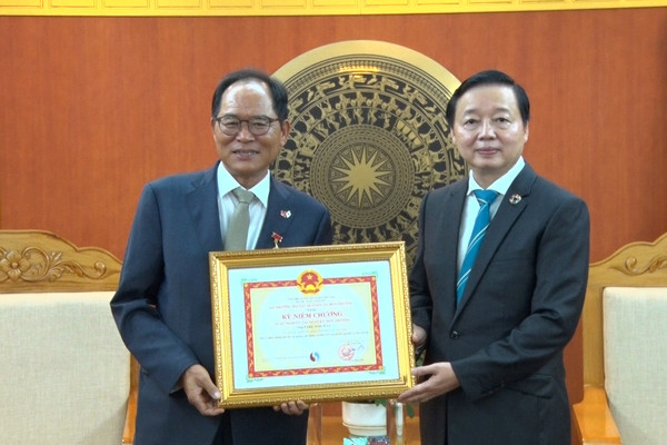 Trao Kỷ niệm chương vì sự nghiệp TN&MT cho Đại sứ Hàn Quốc
