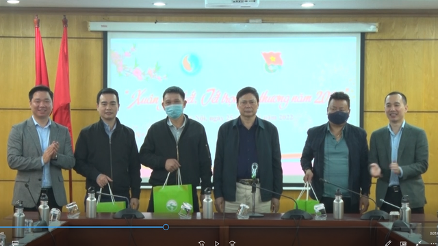 Đoàn Thanh niên trao quà Tết cho người lao động Bộ TN&MT