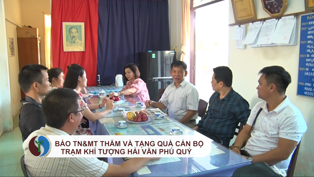 Báo TN&MT thăm và tặng quà Trạm Khí tượng hải văn Phú Quý