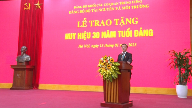 Phó Thủ tướng Chính phủ, Bộ trưởng Bộ TN&MT Trần Hồng Hà nhận huy hiệu 30 năm tuổi Đảng