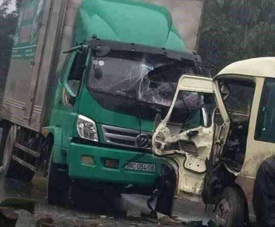 Tuyên Quang: Tại nạn giữa xe tải và xe khách khiến 2 xe biến dạng nặng