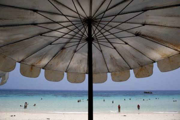Thái Lan cấm hút thuốc và vứt mẩu thuốc lá trên các bãi biển du lịch nổi tiếng