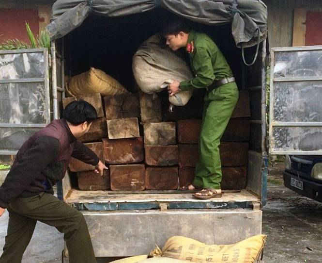 Bắt xe tải chở 22 phách gỗ lậu được ngụy trang dưới bao trấu