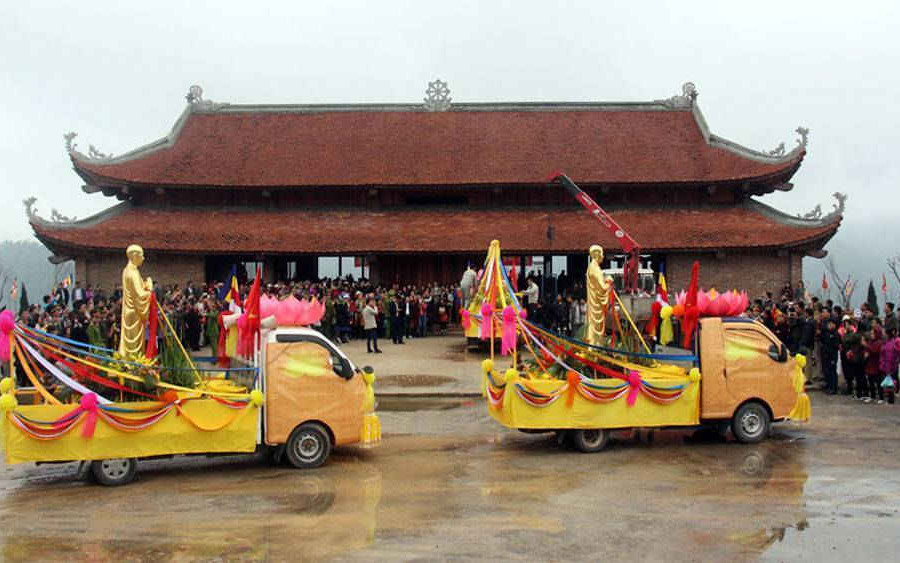 Bắc Giang: Rước tượng Trúc Lâm Tam Tổ lên chùa Hạ Tây Yên Tử