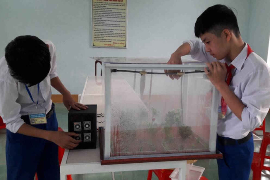 Từ vật liệu tái chế, học sinh sáng tạo máy bơm nước độc đáo