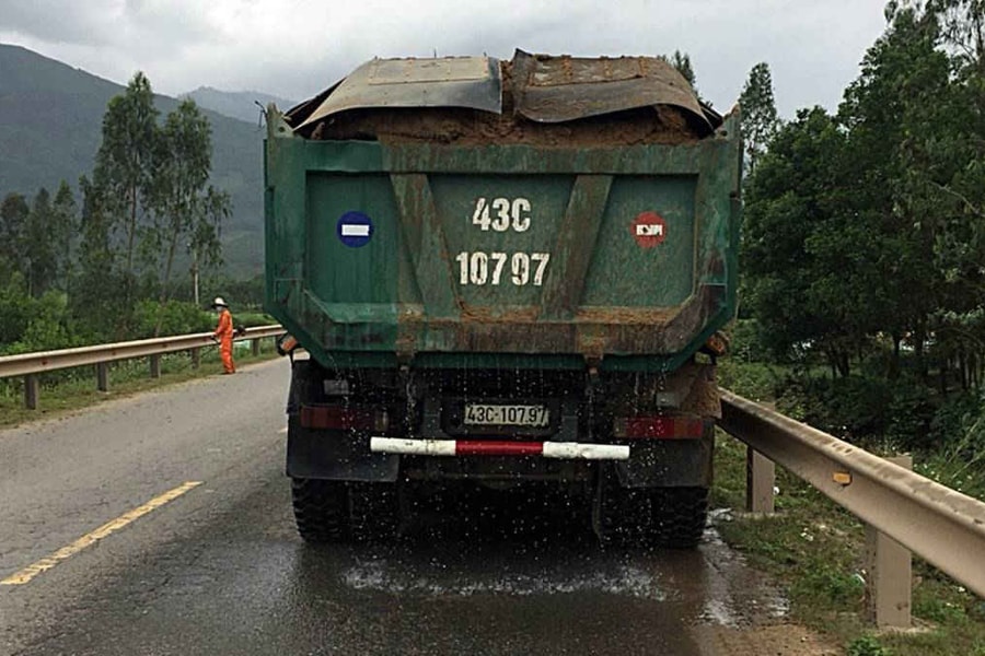 Quảng Nam: Đã vi phạm, tài xế xe tải còn tỏ thái độ đe dọa CSGT