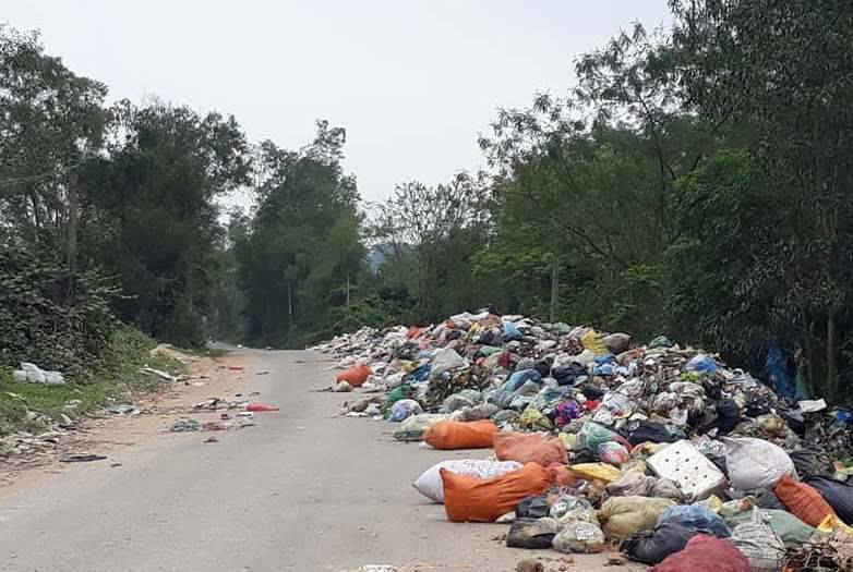 Hà Tĩnh:  Xã NTM đau đầu vì bãi rác, dân đổ trộm ra đường
