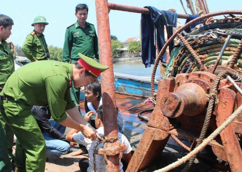 Quảng Ngãi: Phát hiện và giải cứu 4 ngư dân bị bắt, xích trói trên 2 tàu cá