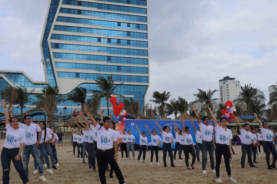 Đà Nẵng: Hơn 100 thanh niên xuống biển Mỹ Khê hưởng ứng Giờ trái đất 2018