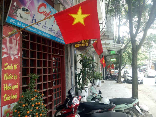 Hà Nội – Rợp cờ đỏ sao vàng đón chào ngày thống nhất đất nước