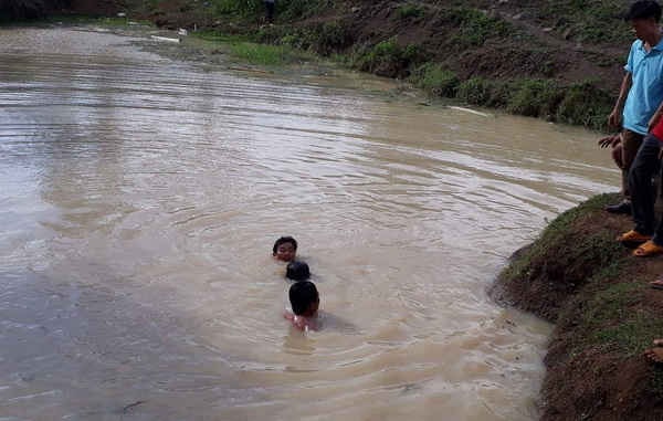 Ra hồ nước chơi trong giờ giải lao, 2 học sinh đuối nước